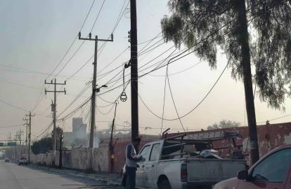 Deja incendio de recicladora sin luz y sin internet