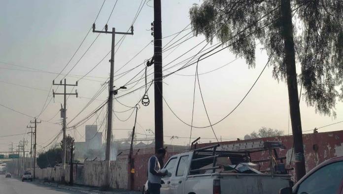 Deja incendio de recicladora sin luz y sin internet