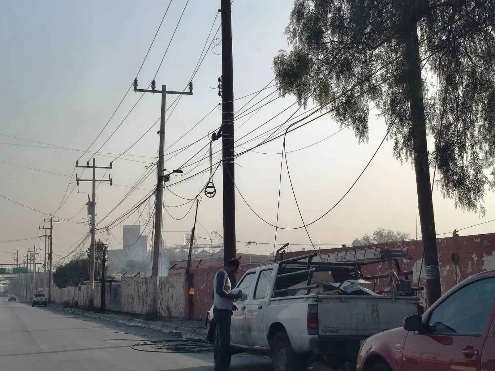 Deja incendio de recicladora sin luz y sin internet