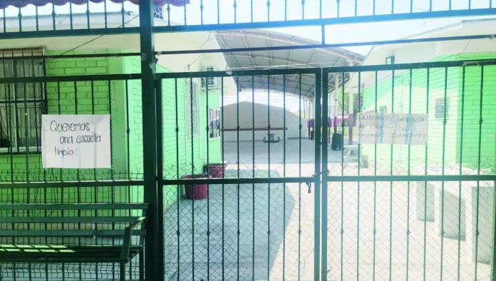 Padres exigen intendente y maestra de inglés en primaria Flores Ortega de Frontera