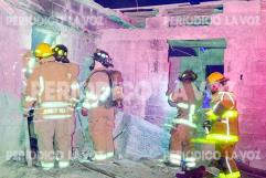 Incendio en vivienda abandonada de Monclova habitada por indigente moviliza a Bomberos