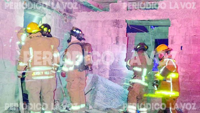 Incendio en vivienda abandonada de Monclova habitada por indigente moviliza a Bomberos