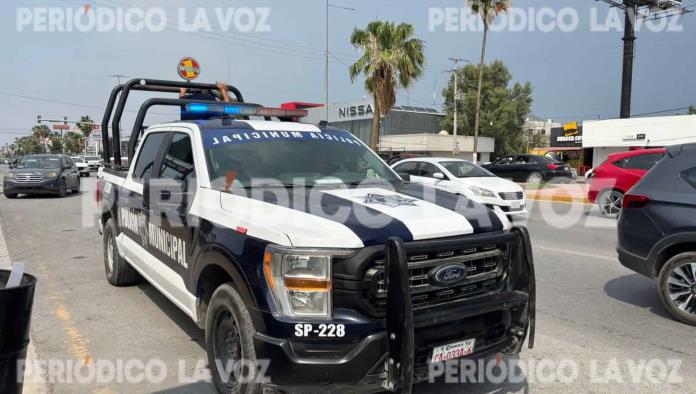 Adicto intenta meterse a pila de agua en Monclova y termina arrestado por la Policía