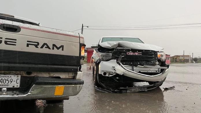 Accidente vehicular sin lesionados frente a escuela primaria 