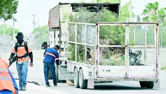 Reparten hidrantes y hielo a empleados