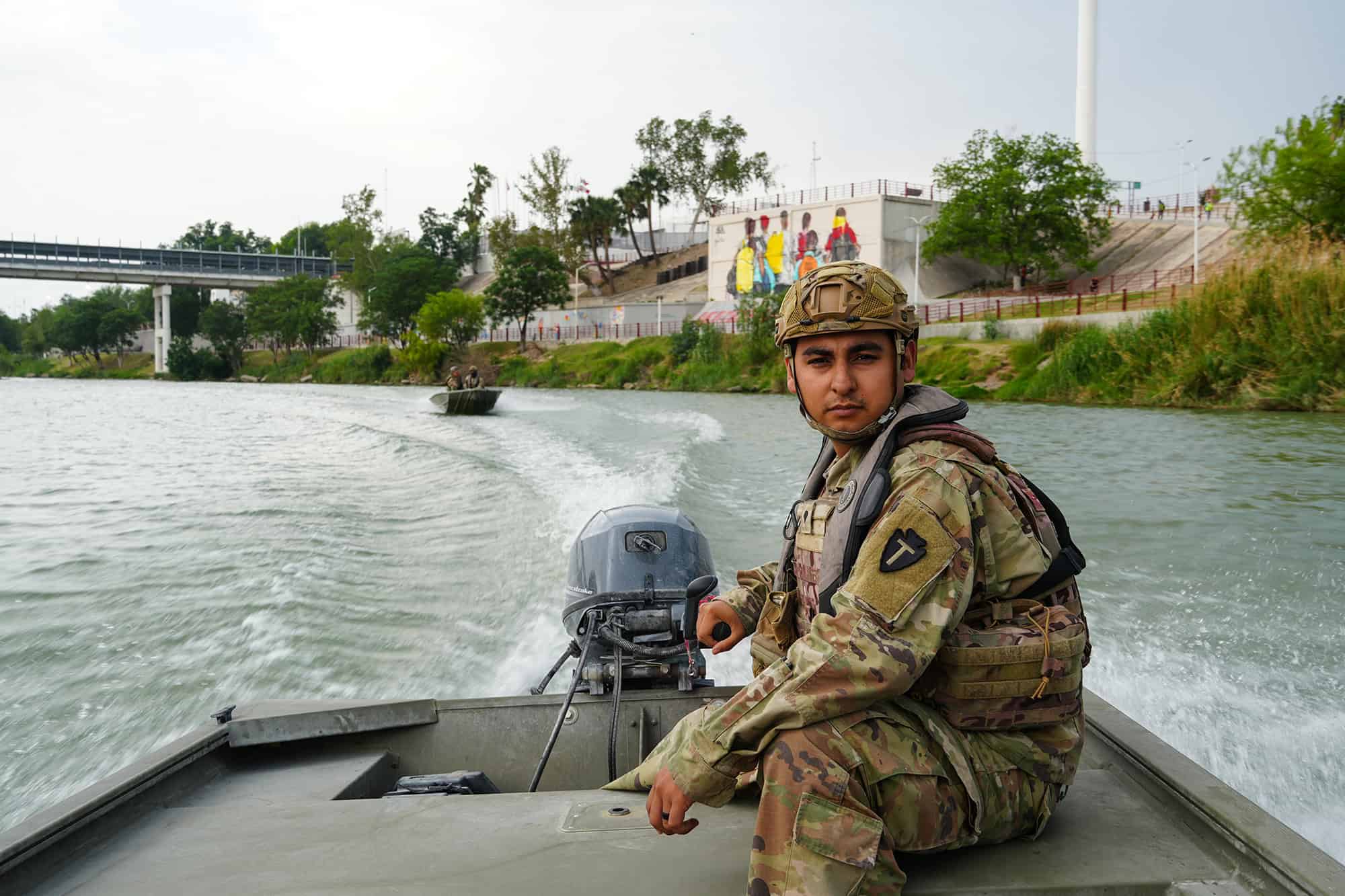 Militares de Estados Unidos refuerzan patrullajes con lanchas en el río 