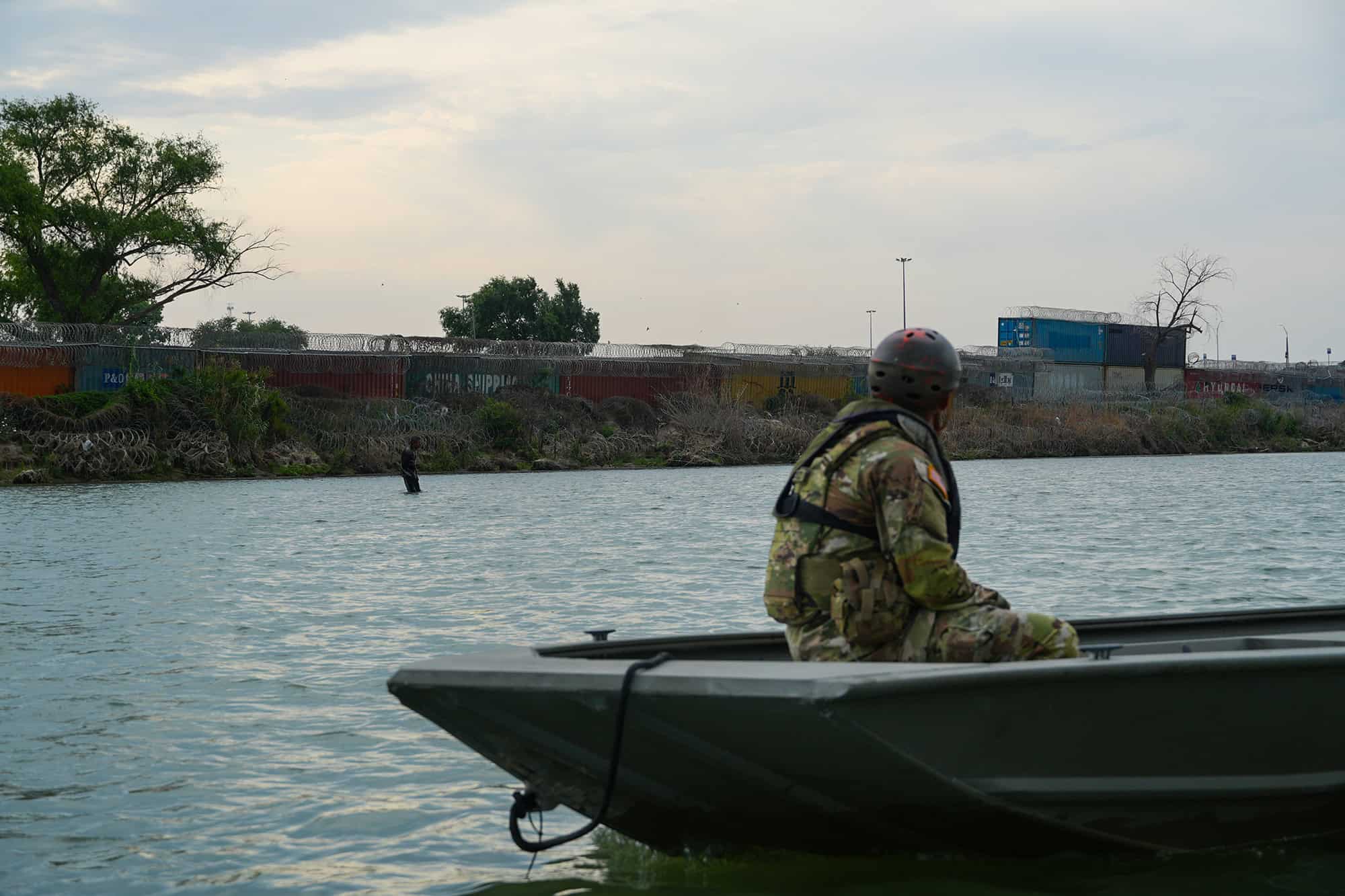 Militares de Estados Unidos refuerzan patrullajes con lanchas en el río 
