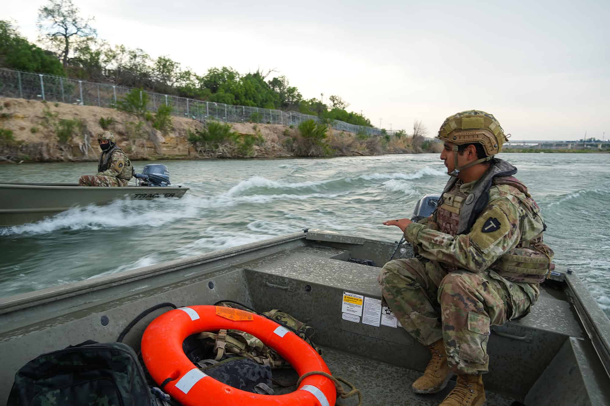 Militares de Estados Unidos refuerzan patrullajes con lanchas en el río 