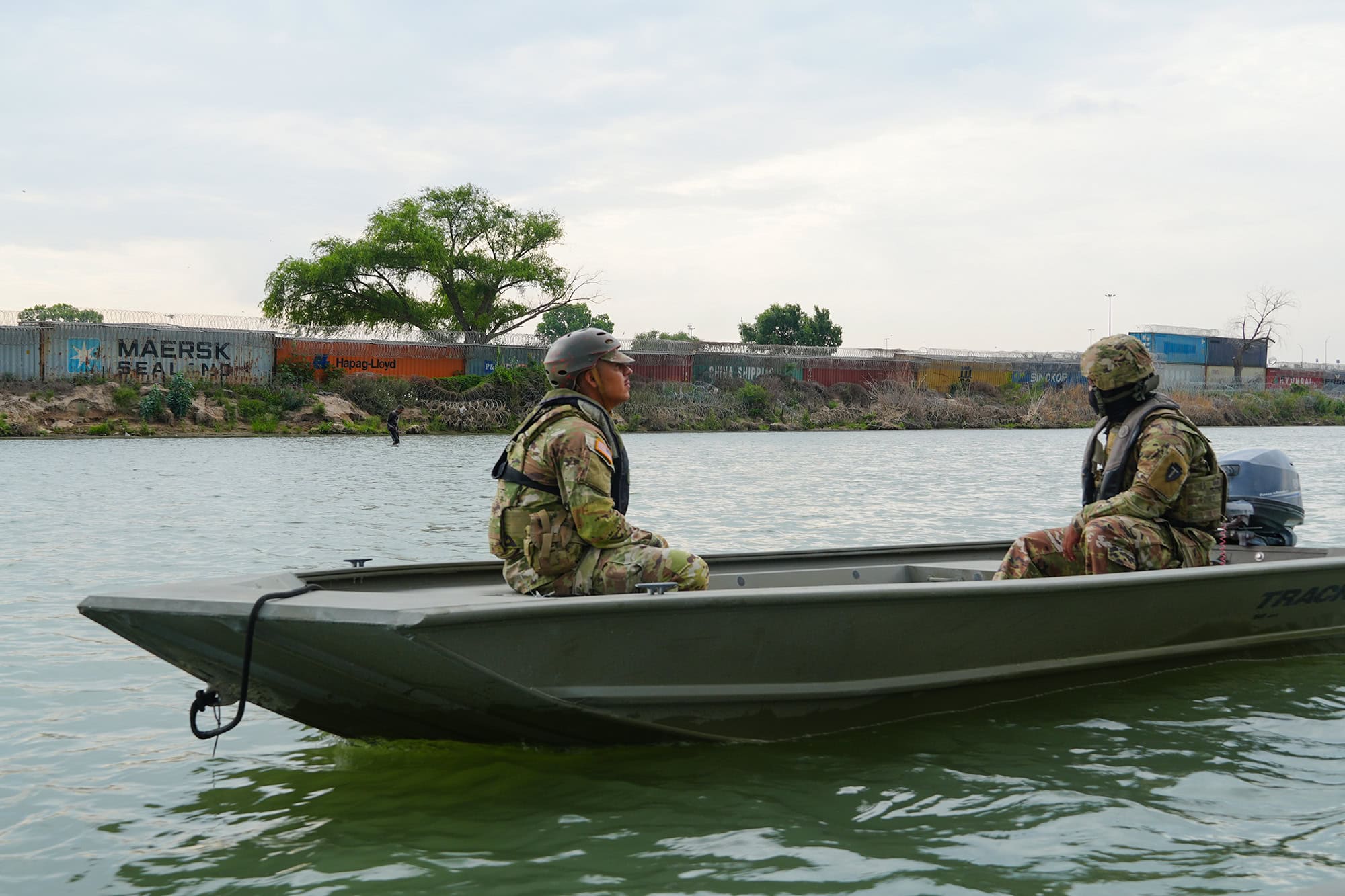 Militares de Estados Unidos refuerzan patrullajes con lanchas en el río 