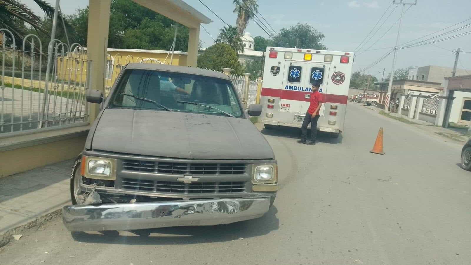 Camioneta se estrella contra vivienda en Nava tras falla mecánica