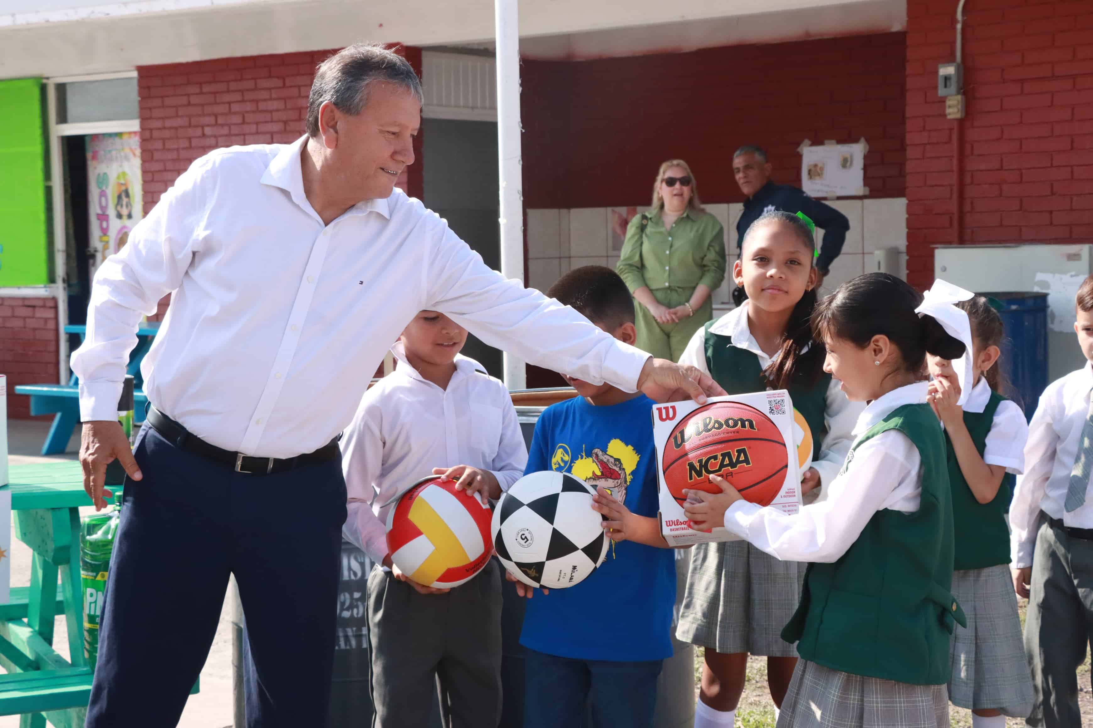Óscar Ríos anuncia techumbre en escuela Cuauhtémoc de Nueva Rosita