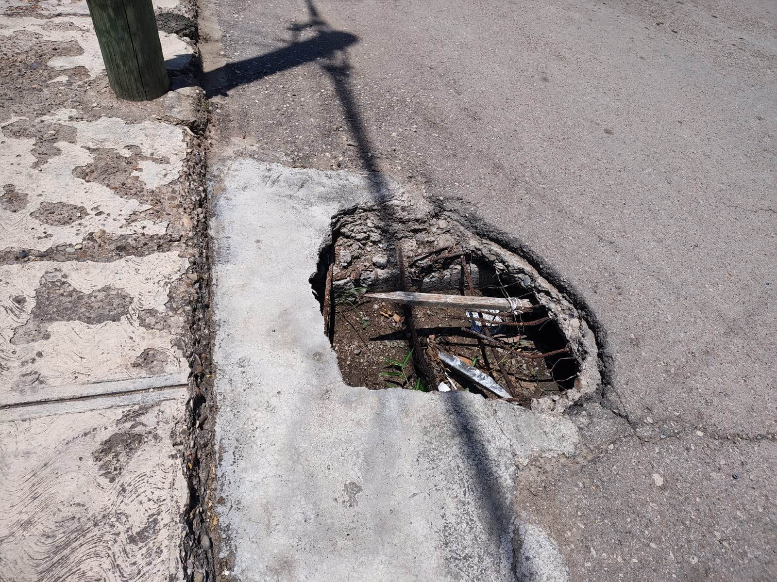 Vecinos del Centro de Nava exigen soluciones: Calles destrozadas y basura sin control