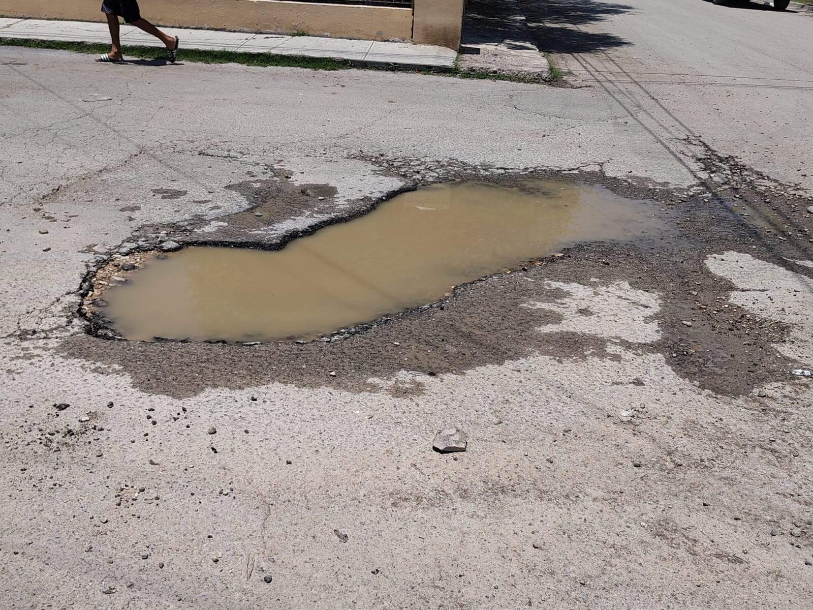 Vecinos del Centro de Nava exigen soluciones: Calles destrozadas y basura sin control