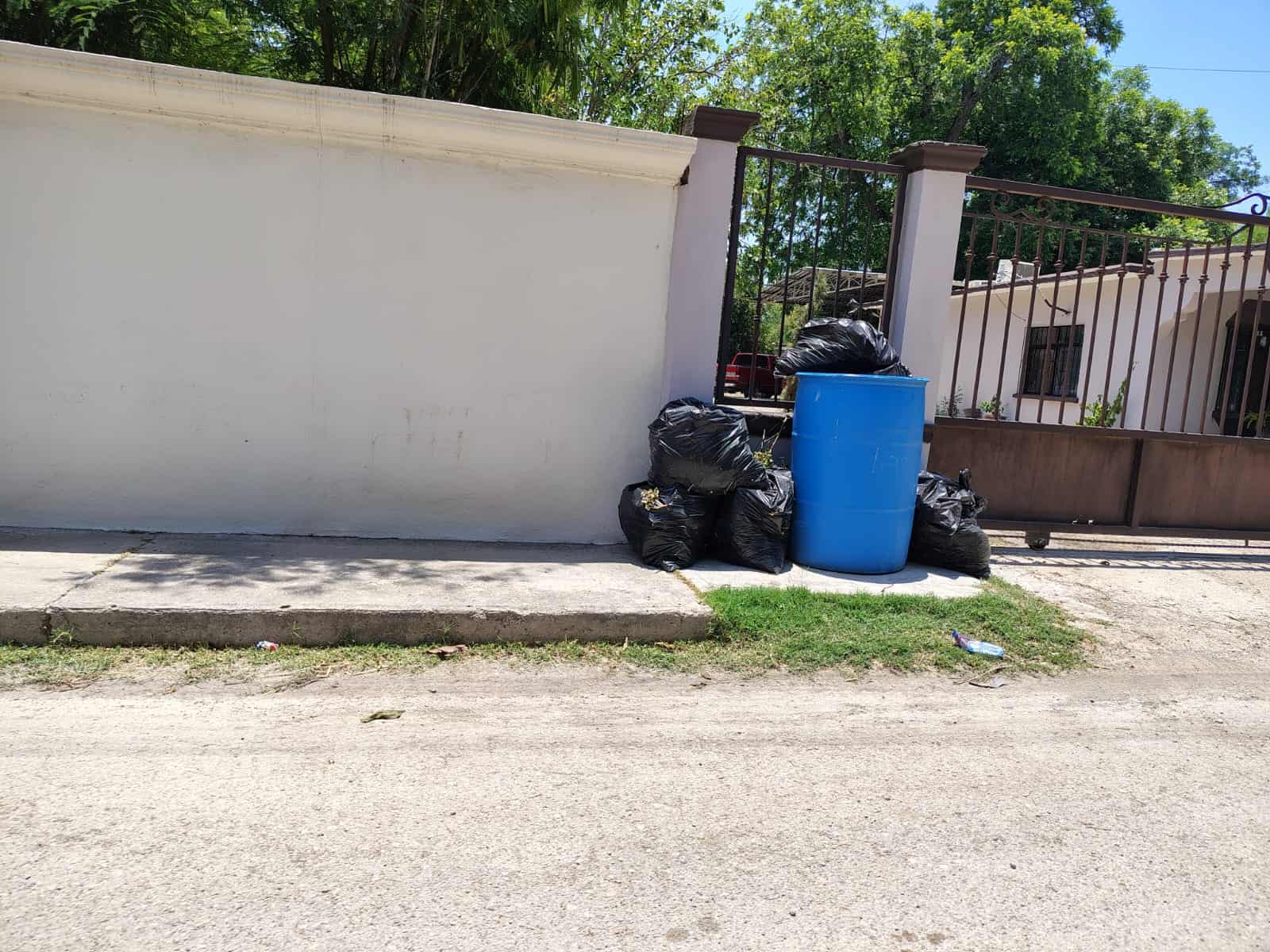 Vecinos del Centro de Nava exigen soluciones: Calles destrozadas y basura sin control