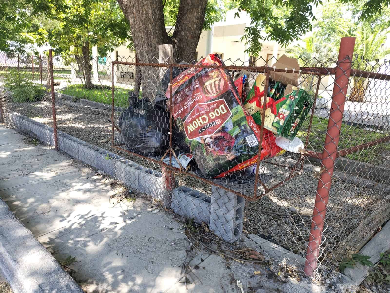 Vecinos del Centro de Nava exigen soluciones: Calles destrozadas y basura sin control