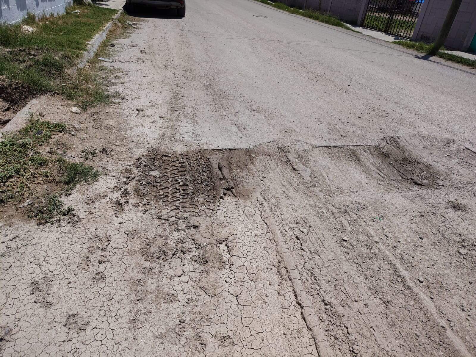 Vecinos del Centro de Nava exigen soluciones: Calles destrozadas y basura sin control