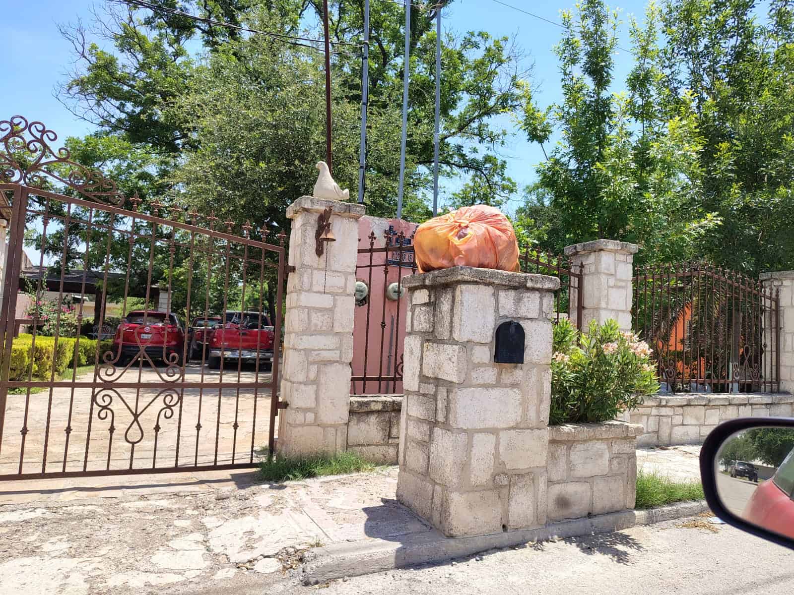 Vecinos del Centro de Nava exigen soluciones: Calles destrozadas y basura sin control
