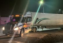 Camión se enreda con cables en Ciudad Acuña y causa accidente vial
