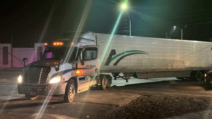 Camión se enreda con cables en Ciudad Acuña y causa accidente vial