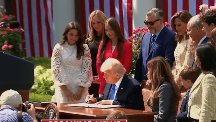 Trump aprueba ley en contra las deepfake