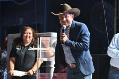 Hugo Lozano celebra a maestros de San Buenaventura con cena, baile y grandes regalos