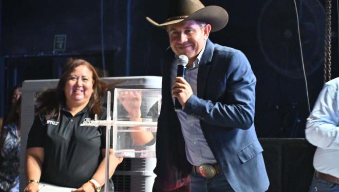 Hugo Lozano celebra a maestros de San Buenaventura con cena, baile y grandes regalos
