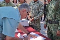 Ciudadano entrega por quinta vez un arma en campaña de Canje en Monclova