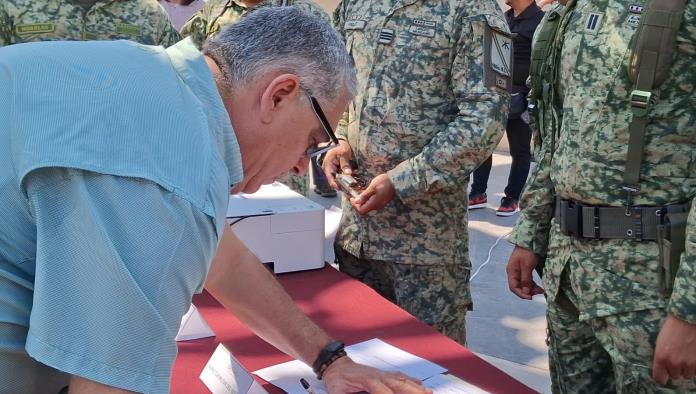 Ciudadano entrega por quinta vez un arma en campaña de Canje en Monclova