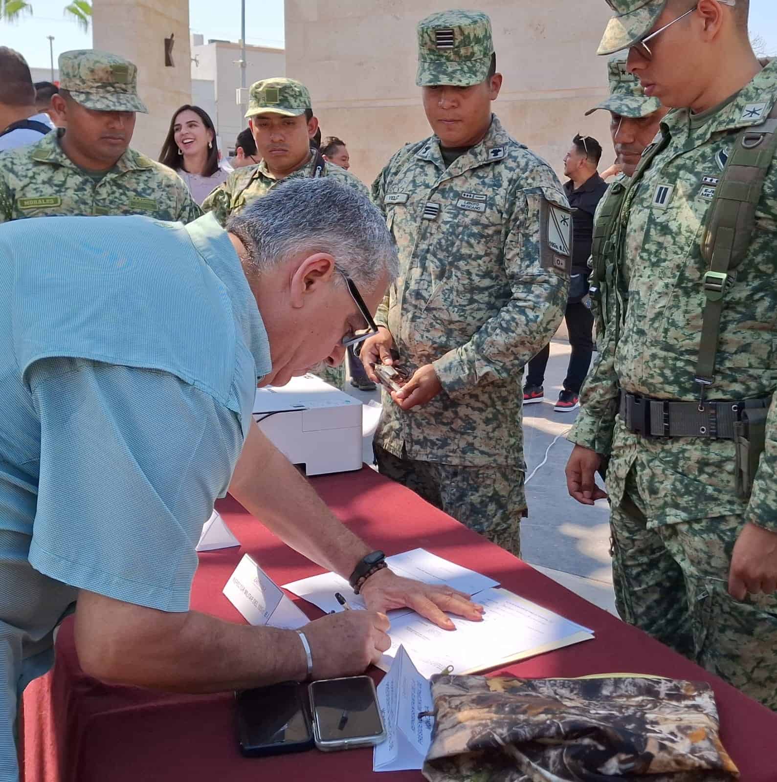 Ciudadano entrega por quinta vez un arma en campaña de Canje en Monclova