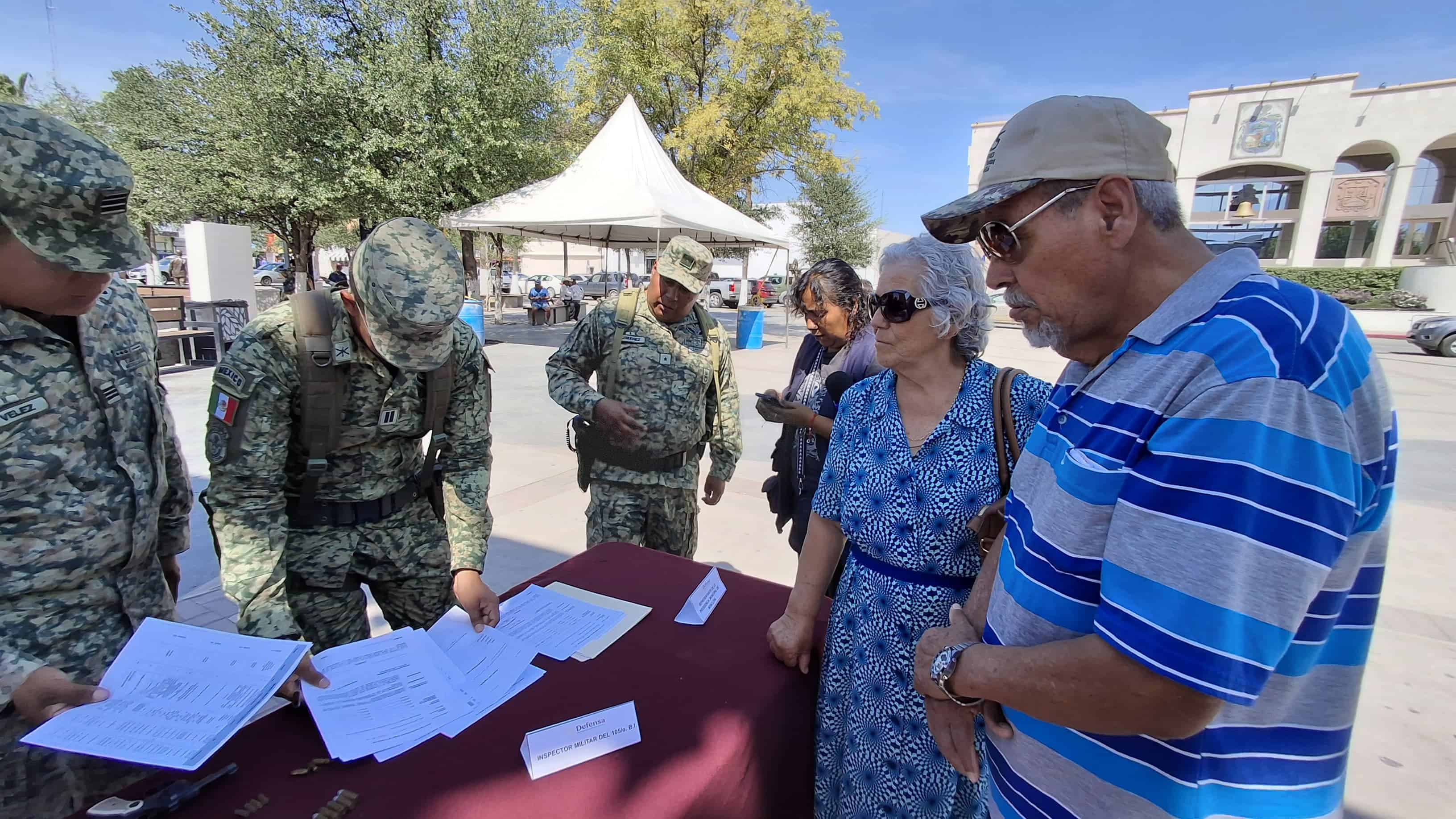 Pareja entrega revólver tras 40 años de resguardo en campaña de Canje de Armas