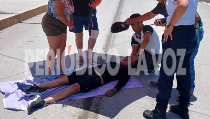 Joven cae de camión en movimiento en Av. Sur; chofer no se detuvo para ayudar