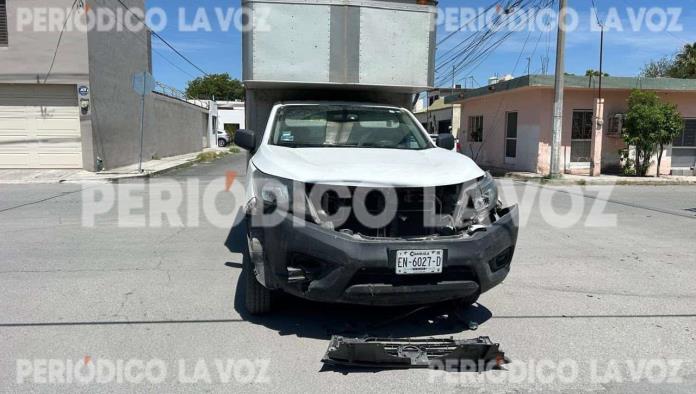 Camionetas chocan en Los Pinos por falta de alto; daños materiales pero sin heridos