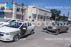 Conductora se pasa semáforo en rojo y provoca choque en el bulevar Juárez de Monclova