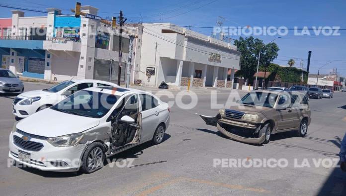 Conductora se pasa semáforo en rojo y provoca choque en el bulevar Juárez de Monclova