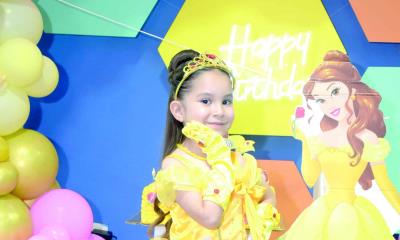 Stephany Isabella celebra su cumpleaños con fiesta temática de princesa y gran alegría