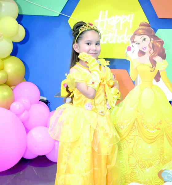 Stephany Isabella celebra su cumpleaños con fiesta temática de princesa y gran alegría