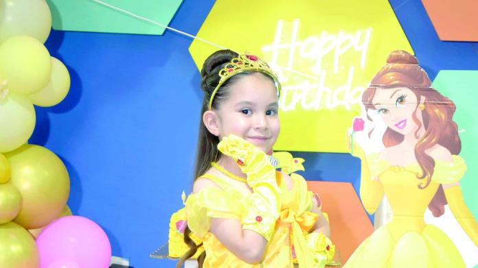 Stephany Isabella celebra su cumpleaños con fiesta temática de princesa y gran alegría Stephany Isabella celebra su cumpleaños con fiesta temática de princesa y gran alegría