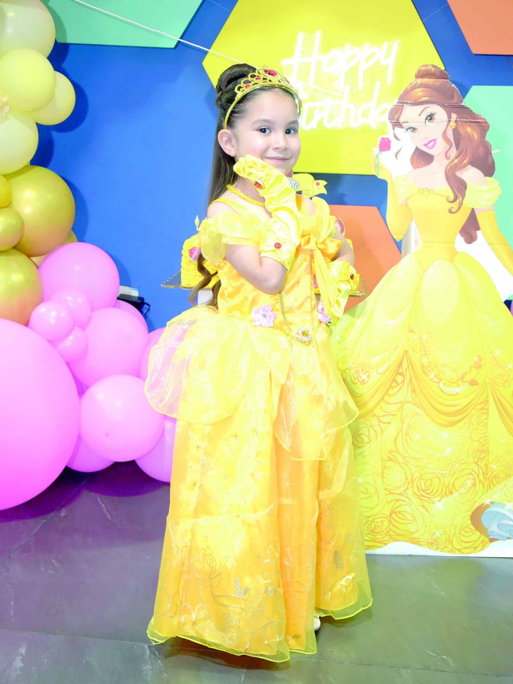 Stephany Isabella celebra su cumpleaños con fiesta temática de princesa y gran alegría