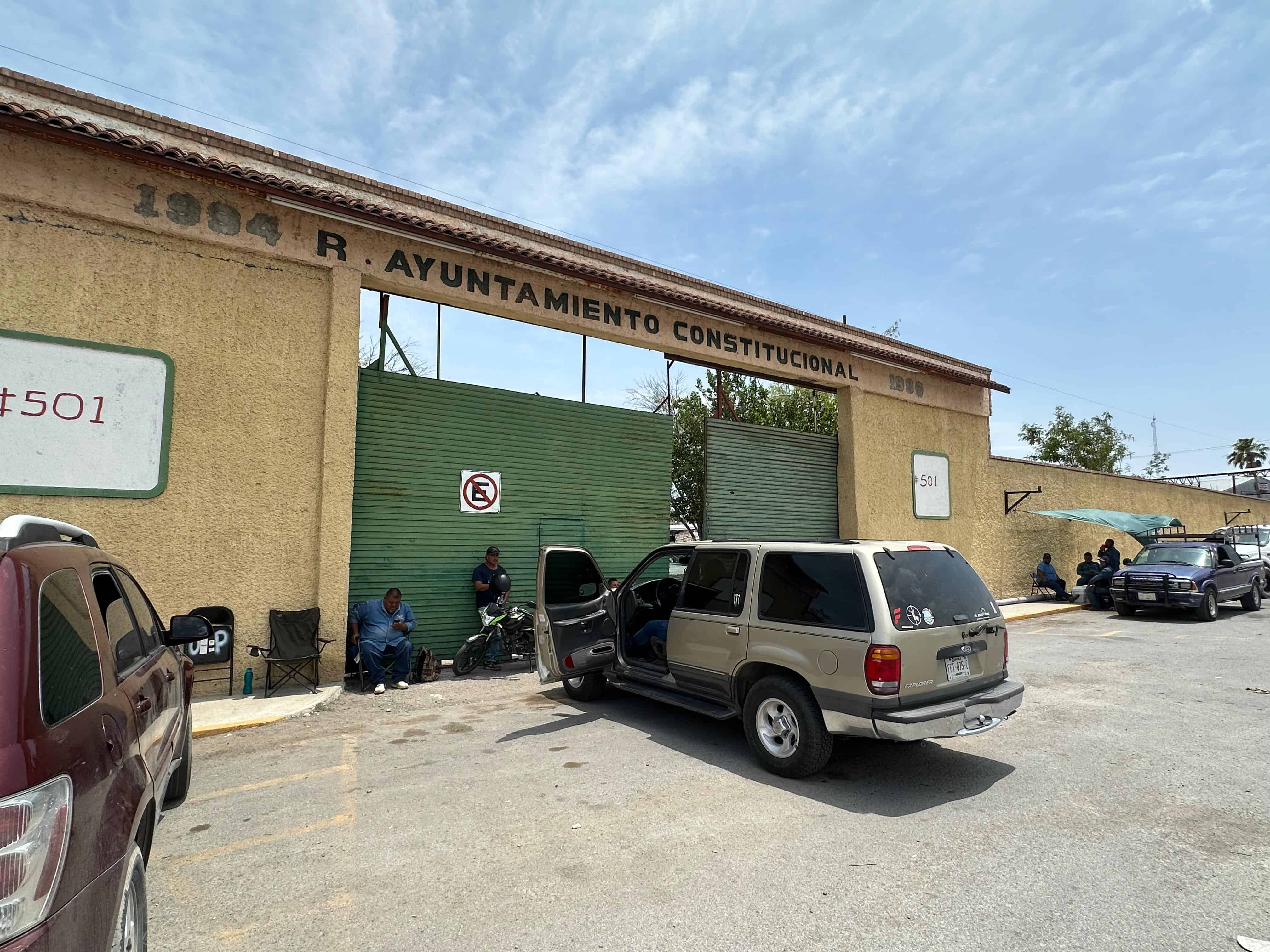 Continúa manifestación de personal de Obras Públicas en Piedras Negras.