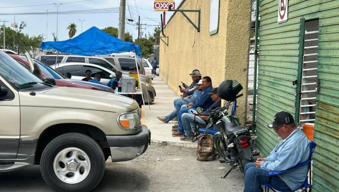Continúa manifestación de personal de Obras Públicas en Piedras Negras.