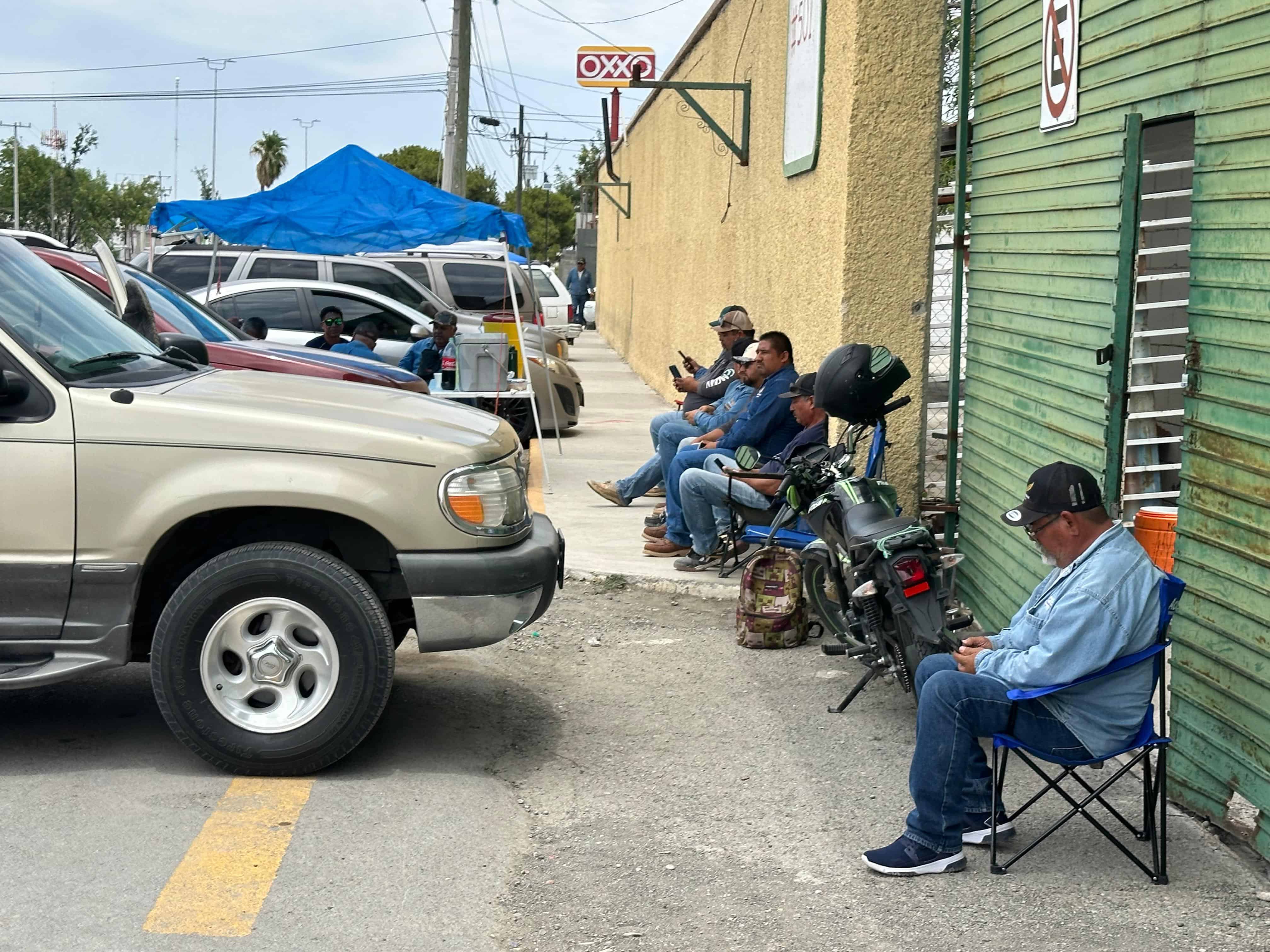 Continúa manifestación de personal de Obras Públicas en Piedras Negras.