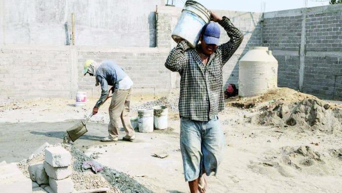 Reducen jornada laboral en construcción por altas temperaturas en Región Centro