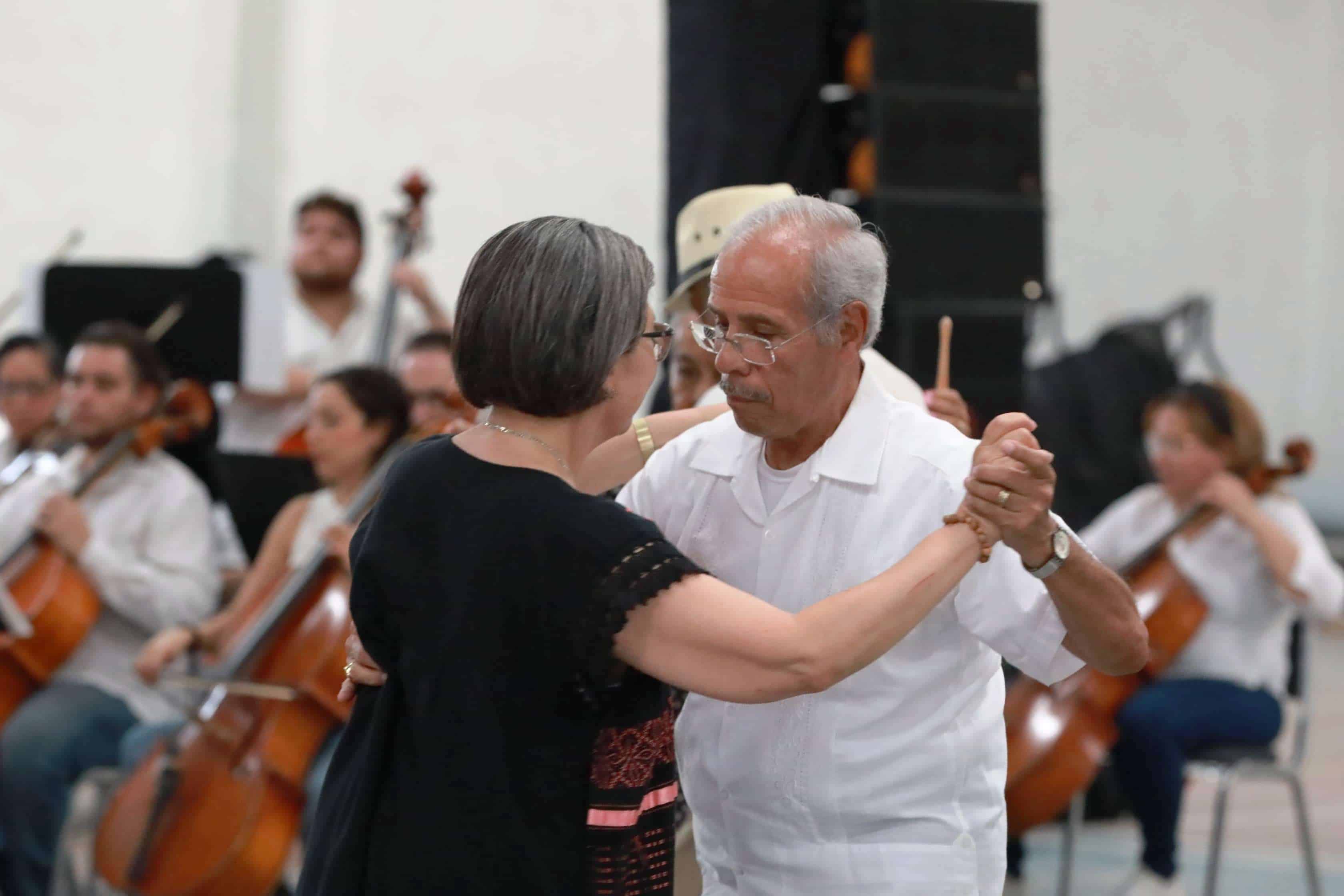 Conquista la filarmónica con boleros y danzones