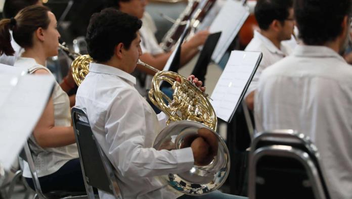 Conquista la filarmónica con boleros y danzones