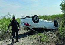 Maestra vuelca en la carretera estatal 53 rumbo a Piedras Negras; solo sufre golpes