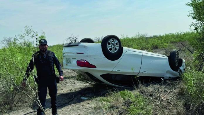 Maestra vuelca en la carretera estatal 53 rumbo a Piedras Negras; solo sufre golpes