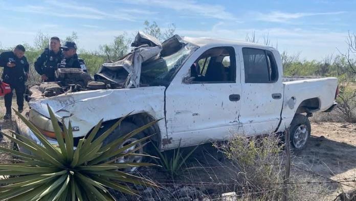 Le heredan camioneta y la vuelca en la cuesta de Las Codornices; hombre resultó lesionado
