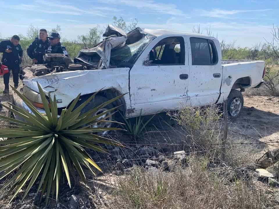 Le heredan camioneta y la vuelca en la cuesta de Las Codornices; hombre resultó lesionado