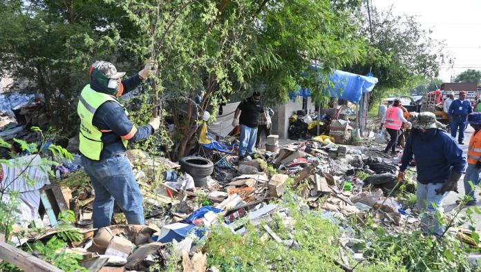 Retiran 20 toneladas de basura y desechos de vivienda en colonia Bellavista, Frontera