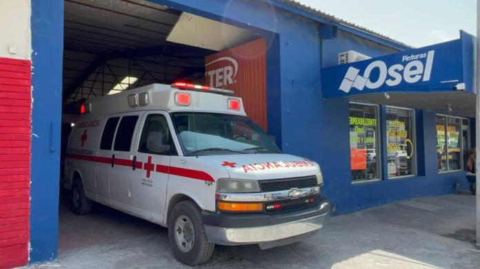 Trabajador sufre aparatosa caída mientras daba mantenimiento en empresa de pinturas Trabajador sufre aparatosa caída mientras daba mantenimiento en empresa de pinturas